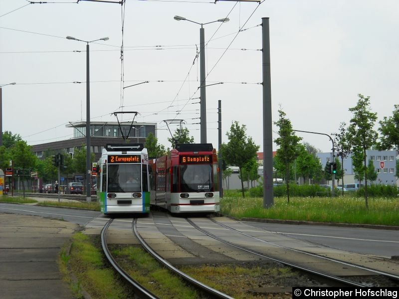 Bild: TW 611 beim Verlassen der Haltestelle Riethstraße und TW 607 bei der Einfahrt Riethstraße.