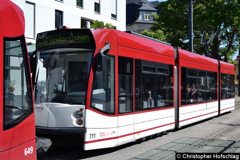 Bild: TW 711 als zweiter Wagen einer Traktion an der Haltestelle Sparkassen-Finanzzentrum.