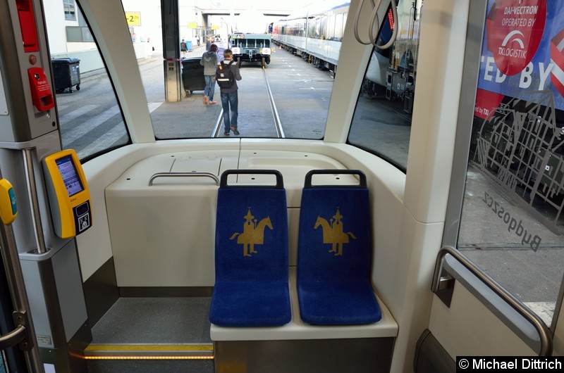 Bild: Blick auf das Heck des Fahrzeuges.