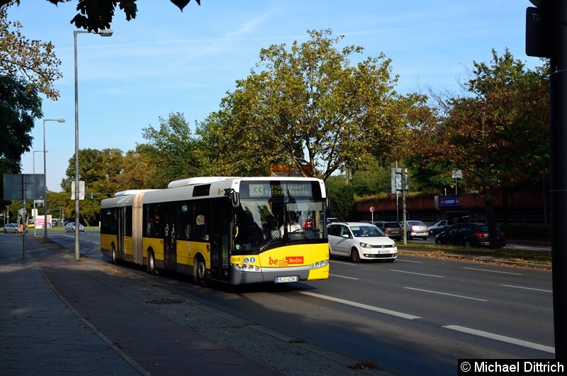 Bild: 4228 als Linie X33 auf dem Altstädter Ring in Richtung Rathaus Spandau.