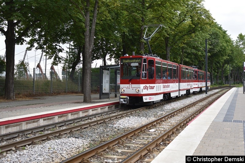 Bild: TW 522+512 als Stadtrundfahrt, durchfährt grade die Haltestelle Humboldtstraße.