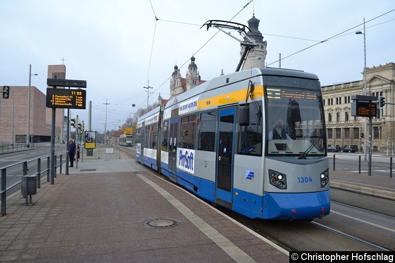 Bild: TW 1304 als Linie 8 bei der Einfahrt in die Haltestelle Wilhelm-Leuschner-Platz.