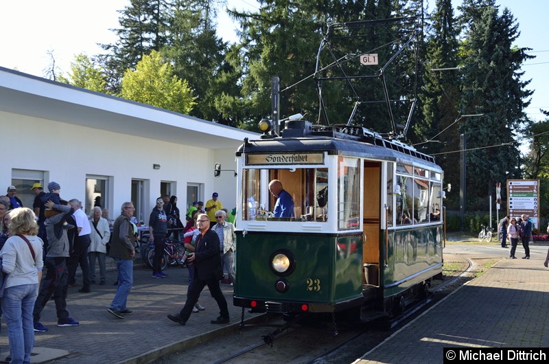 Bild: Wagen 23 als Ausstellungsstück an der Haltestelle Bad Tabarz.