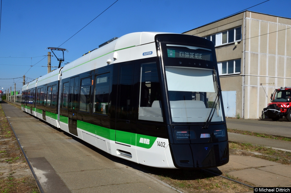 Bild: Wenn die Bahn abgestellt wird, zeigt sie an der Spitze ein rotes Standlicht.
