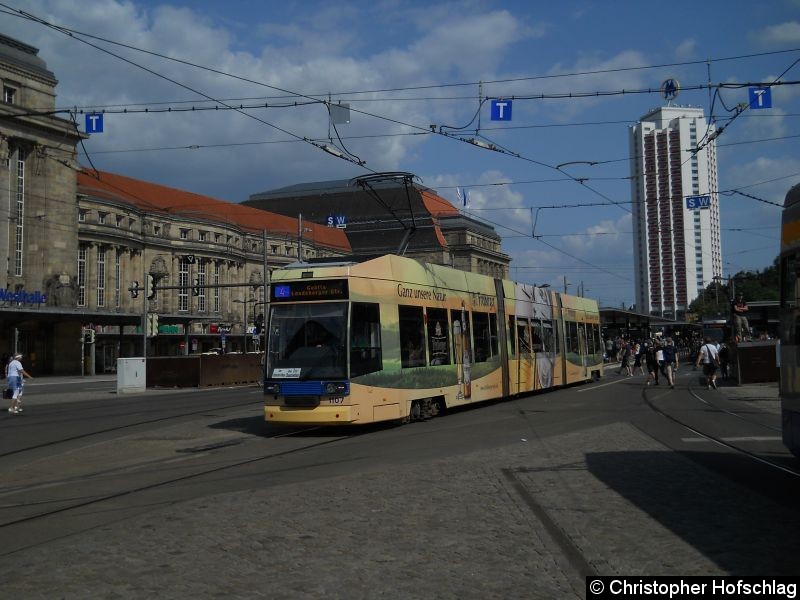 Bild: TW 1107 als Linie 4 bei der Ausfahrt am Hauptbahnhof.