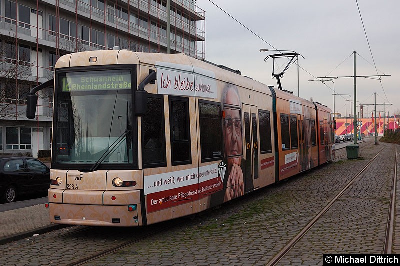 228 als Linie 12 an der Haltestelle Hugo-Junkers-Str./Schleife. Bild: 228 als Linie 12 an der Haltestelle Hugo-Junkers-Str./Schleife.