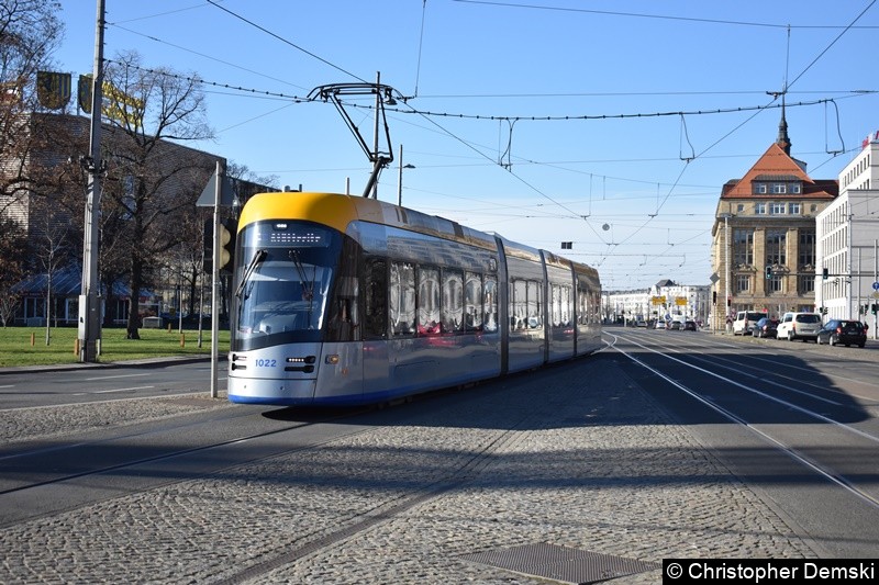 Bild: TW 1022 als Linie 4 kurz vor der Haltestelle Hauptbahnhof