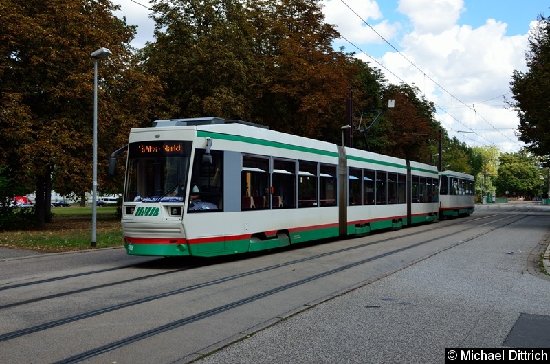Bild: 1308 + 2208 als Linie 15 in der Listemannstr. kurz vor der Weitlingstr.