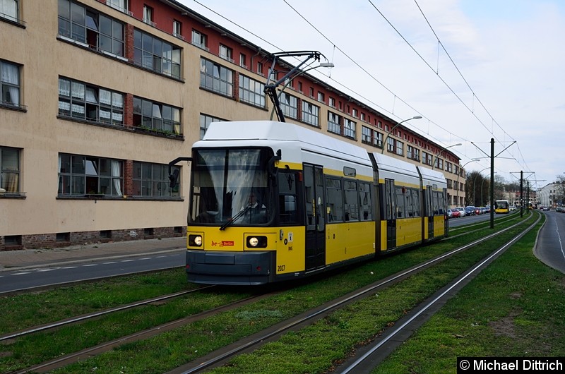 Bild: 2027 als Linie 27 in der Buschallee kurz vor der gleichnamigen Haltestelle.