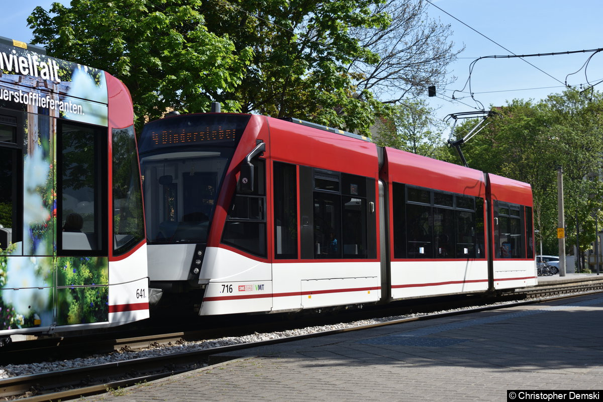 Bild: TW 716 als zweiter Wagen einer Traktion an der Haltestelle Gorkistraße.