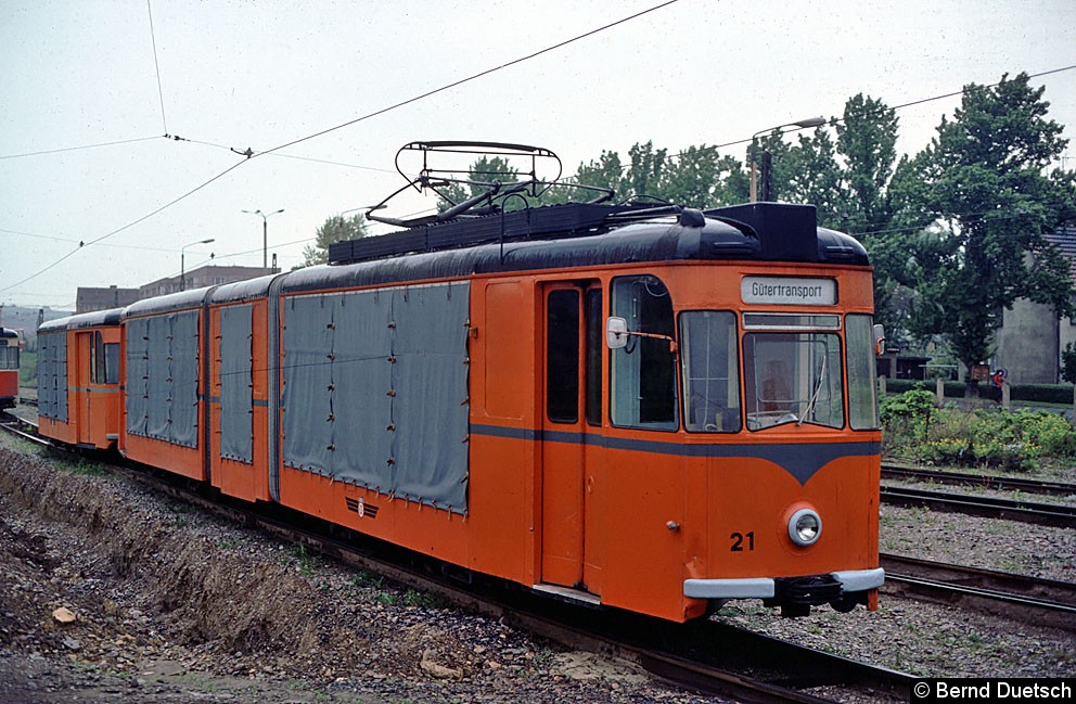 Bild: Auch einige andere Straßenbahnfahrzeuge wurden an diesem Tag abgelichtet. Hier ist ein im Jahr 1982 wieder in Betrieb genommener Güter- 
Straßenbahnzug im Betriebshofgelände zu sehen. Güter-Tw 21 ist aus dem Gotha-Gelenkwagen 185 entstanden.