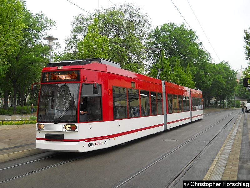 Bild: TW 605 auf der Stadtbahnlinie 1 am Ilversgehofner Platz .