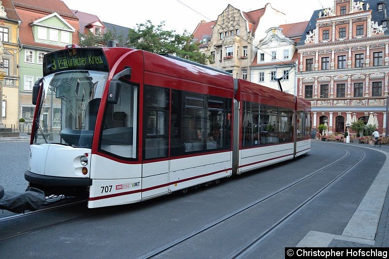 Bild: TW 706 als zweiter Wagen eine Combino (3-teiler= Traktion auf dem Fischmarkt.