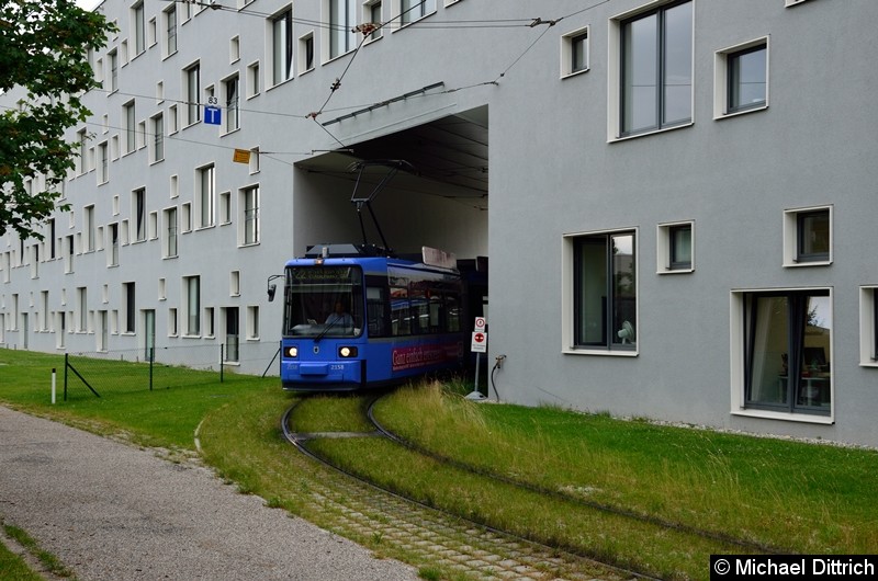 Bild: 2158 kommt als Linie 22 durch die Wand der Hochschule München.