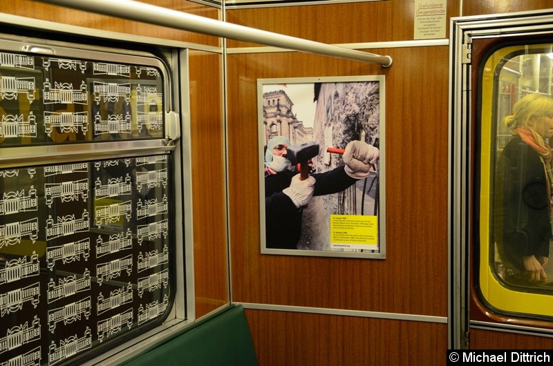 12. Januar 1990:
In den Monaten nach dem politischen Fall der Berliner Mauer am 9. November 1989 legen viele Berlinerinnen und Berliner Hand an und sichern sich ein Stück Geschichte. Bild: 12. Januar 1990:
In den Monaten nach dem politischen Fall der Berliner Mauer am 9. November 1989 legen viele Berlinerinnen und Berliner Hand an und sichern sich ein Stück Geschichte.