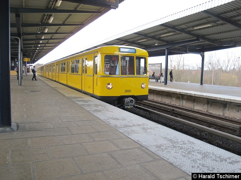 Bild: Bei Probefahrten im Bahnhof Wuhletal.