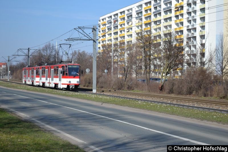 Bild: TW 495+450 kurz vor der Haltestelle Thüringen Park.