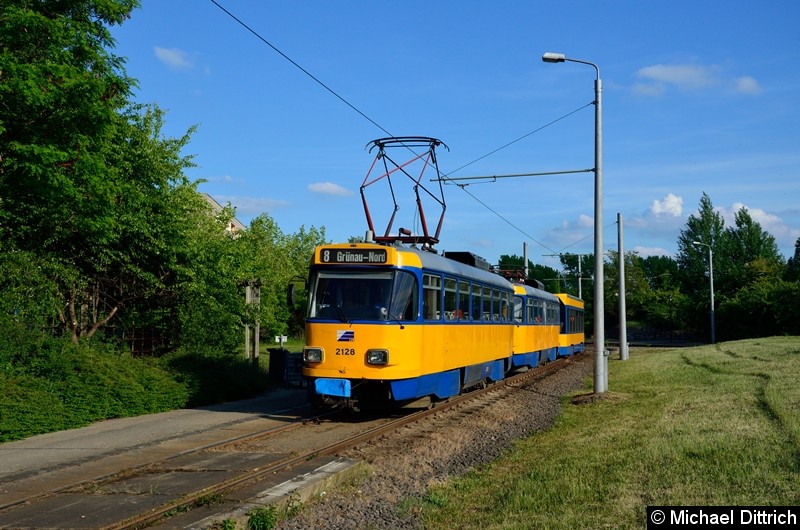 Bild: 2128 + 2119 + 904 als Linie 8 an der Endstelle Grünau Nord.