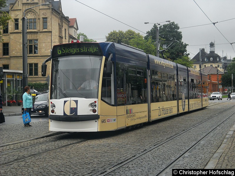 Bild: TW 645 auf der Linie 6 am Domplatz Nord.