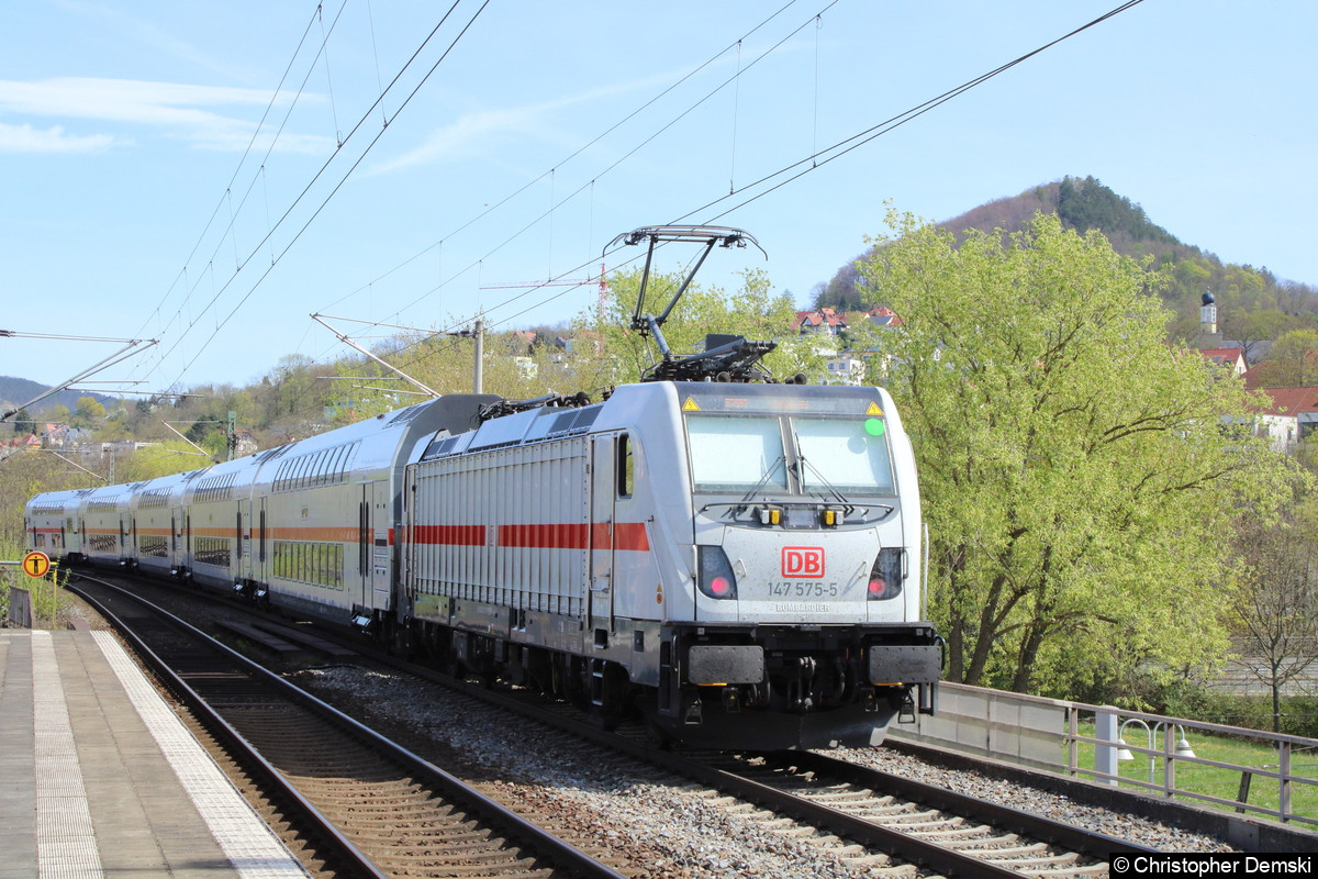 147 575-5 mit einen IC2 beim Verlassen des Bahnhofs Jena Paradies.