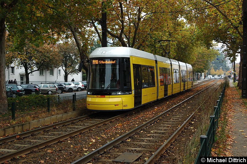 Bild: 4025 als Linie M10 kurz hinter der Haltestelle Landsberger Allee/Petersburger Str.