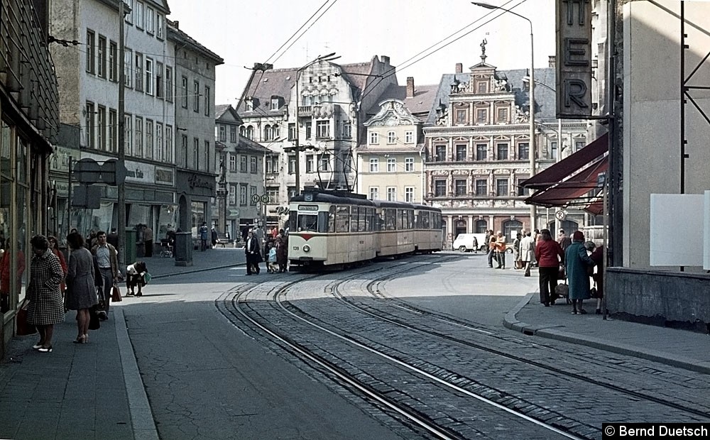 Bild: Blick auf den Fischmarkt mit einem Dreiwagenzug der Linie 3. Die im Vordergrund sichtbare Gleisanlage macht schon einen sehr maroden Eindruck.