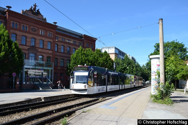 Bild: TW 645+704 als Linie 2 an der Haltestelle Gorkistraße.