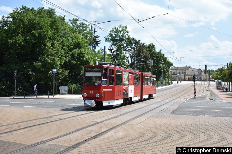 Bild: TW 310 als Linie 1 bei der Überfahrt der Kreuzung Bebelstraße/Bahnhofstraße.