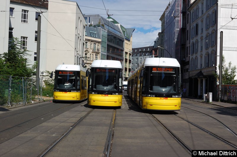 Bild: Treffen der Flexity in der Großen Präsidentenstr. v.l.n.r:
8003 (M4), 9001 (M4) und 8005 (M5).