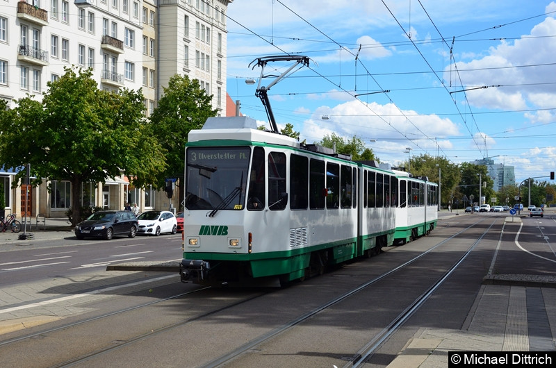 Magdeburgs neuesten Straßenbahnen: Tatra KT4D aus Berlin. Hier erreicht die Traktion 1288 und 1289 in Kürze die Haltestelle Alter Markt.