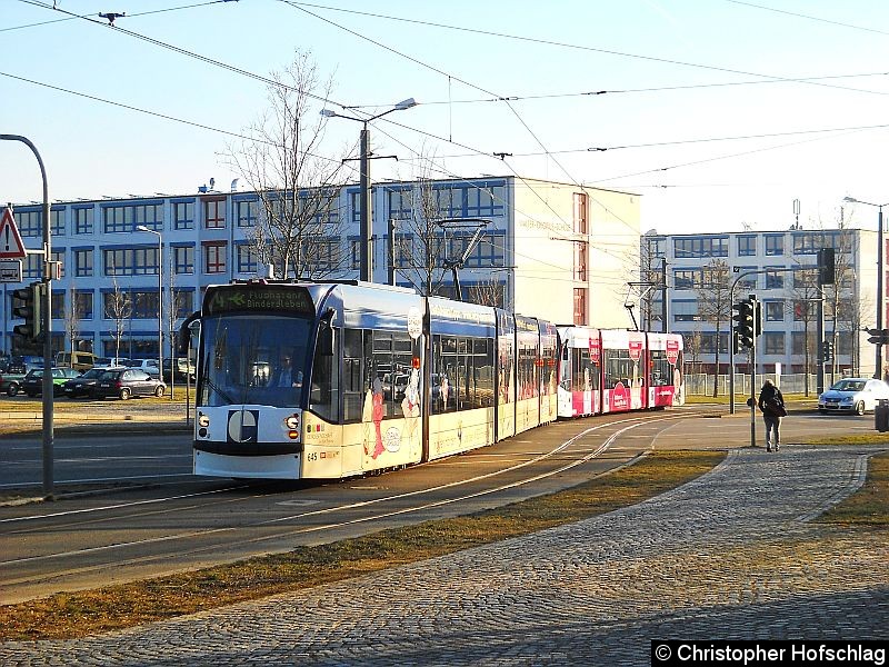 Bild: TW 645+701 bei der Überfahrt zur Haltstelle Hauptfriedhof.