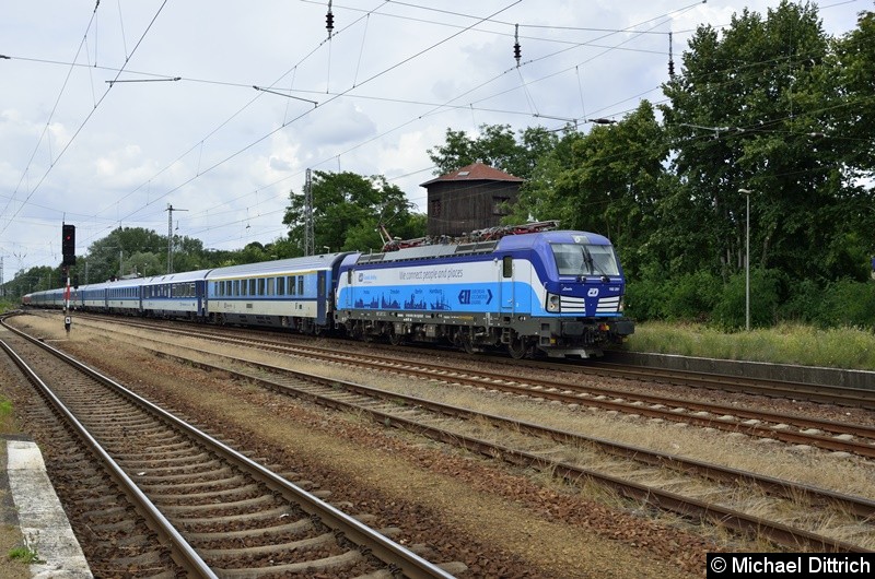 Bild: 193 291 durchfährt hier mit dem EC 177 den Bahnhof Zossen.