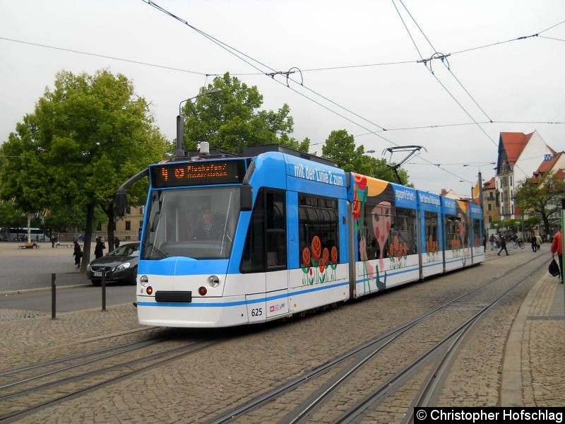 Bild: TW 625 auf der Linie 4 am Domplatz.