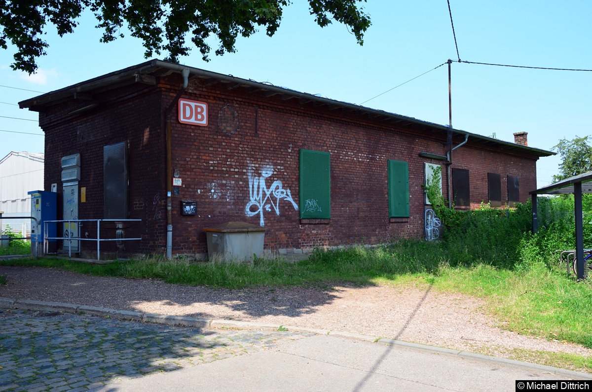 Bild: Der Bahnhof Bübingen nach seiner Stilllegung. Das ist das alte Bahnhofsgebäude von der Straßenseite.