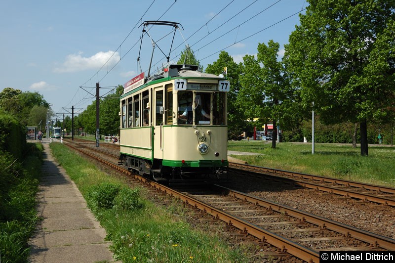 Wagen 124 als Linie 77 anlässlich 30 Jahre Strecke nach Olvenstedt: Hier kurz hinter der Haltestelle Albert-Vater-Str. Bild: Wagen 124 als Linie 77 anlässlich 30 Jahre Strecke nach Olvenstedt: Hier kurz hinter der Haltestelle Albert-Vater-Str.