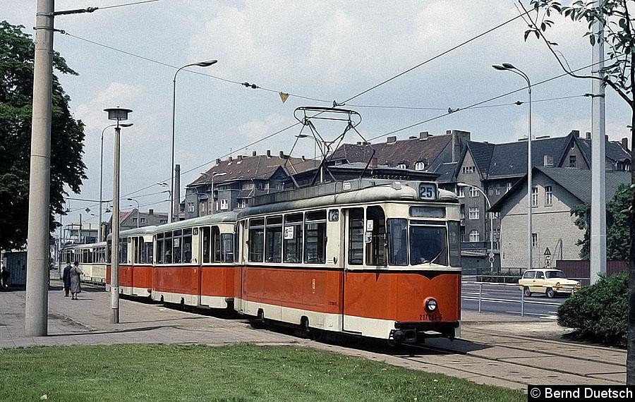 Bild: Über die Michael-Brückner-Str. fährt ein Dreiwagenzug am Bahnhof Schöneweide vorbei und wird auf der Rückseite des Bahngeländes sein Ziel 