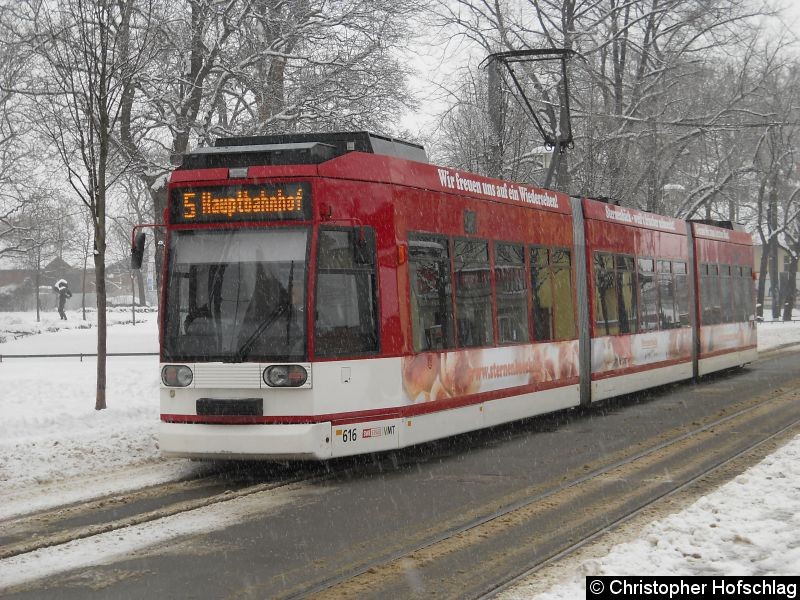 Bild: TW 616 als Linie 1 an der Haltestelle Ilversgehofner Platz