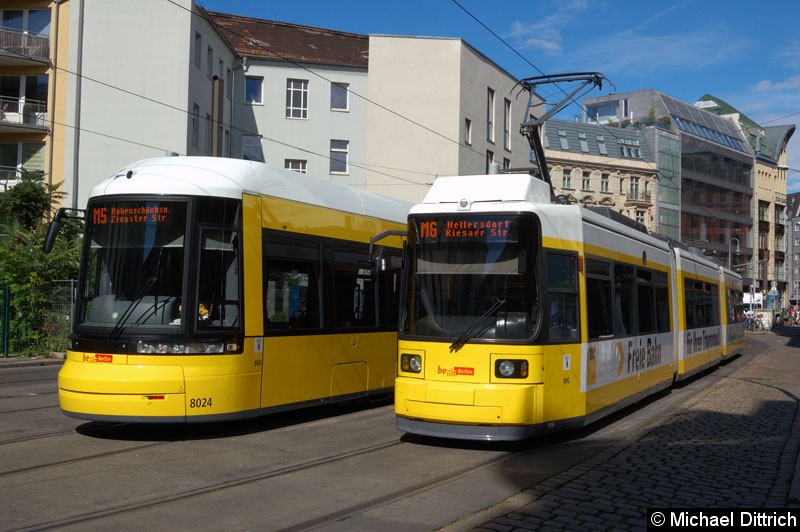 Bild: 8024 neben dem GT6U (ein modernisierter GT6N) 1516 in der Großen Präsidentenstr.