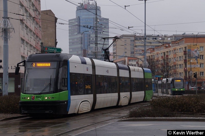 Bild: Pesa 120NaS TW 807 als Linie 2 nach TURKUSOWA kurz nach der Haltestelle Plac Żołnierza Polskiego und dahinter TW 827 als Linie 10 an der Haltestelle Plac Żołnierza Polskiego.