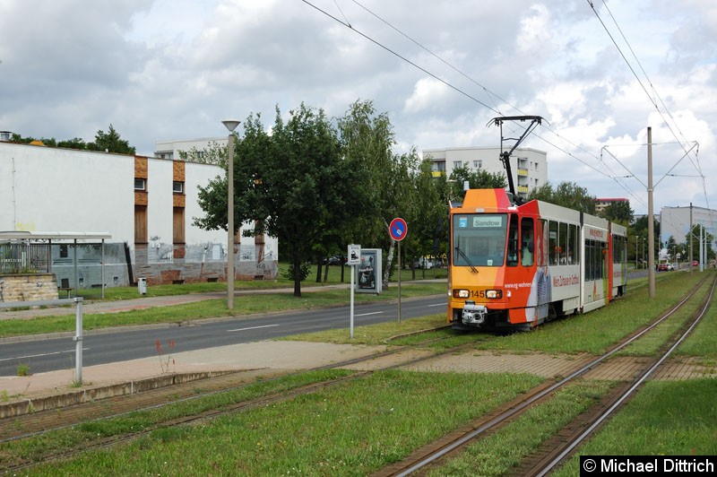 Bild: 145 als Linie 4 bei der Ankunft in Sachsendorf. 
Das Zielschild und die Liniennummer wechseln bereits auf das Ziel und Linie.