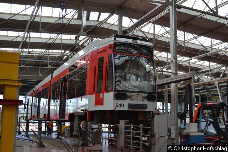 Bild: MGT6D 649 steht Aufgebockt in der Straßenbahnwerkstatt.