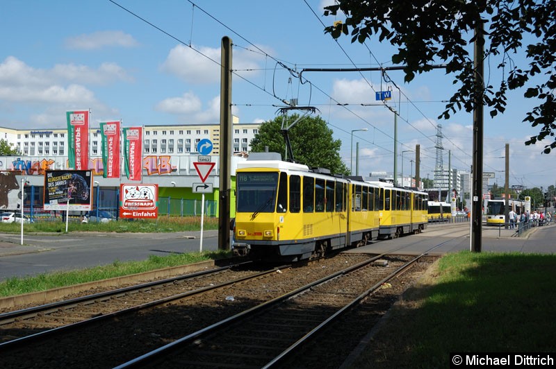 Bild: 6156 als Linie M8 beim Verlassen der Haltestelle Allee der Kosmonauten/Rhinstr.