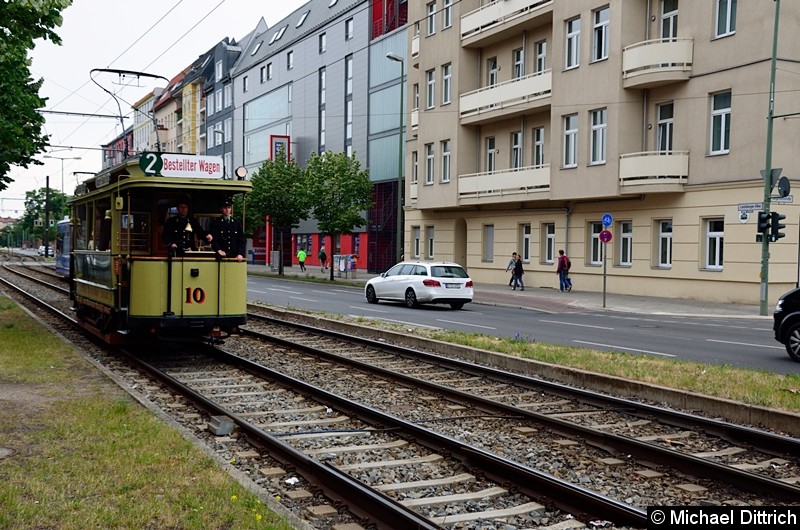Bild: Wagen 10 kommt von der Ausstellung 150 Jahre Straßenbahn Berlin und ist kurz vor der Haltestelle
Landsberger Allee/Petersburger Str.