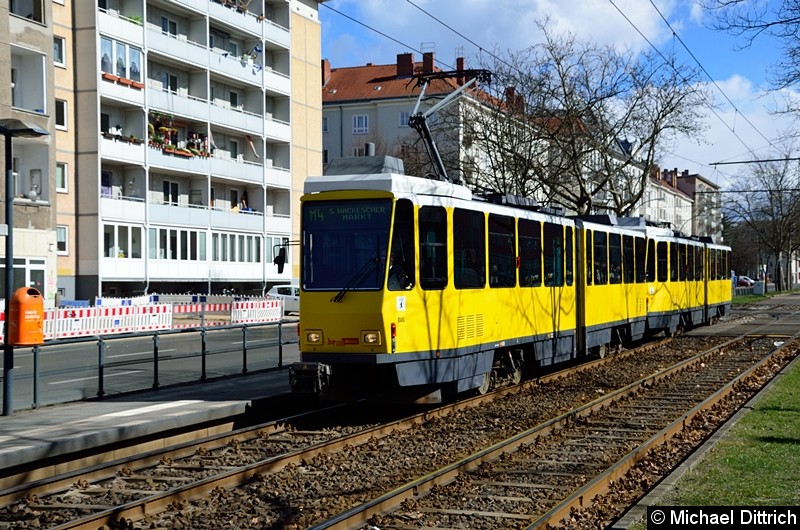 Bild: 6109 + 6093 als Linie M4 an der Haltestelle Arnswalder Platz.