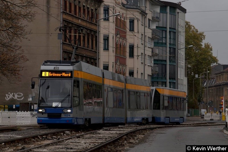 Bild: NGT8B 1124+935 auf der Linie 8, in Paunsdorf,Theodor-Heuss-Straße zur Fahrt nach Grünau-Nord festgehalten. 
