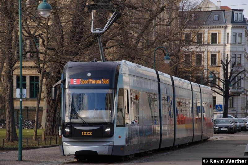 TW 1222 als Linie E steht am Sportforum Süd bereit, die zuvor ihre letzte Fahrt vom Wilhelm-Leuschner-Platz als Linie 4E nach Sportforum Ost aufnahm Bild: TW 1222 als Linie E steht am Sportforum Süd bereit, die zuvor ihre letzte Fahrt vom Wilhelm-Leuschner-Platz als Linie 4E nach Sportforum Ost aufnahm