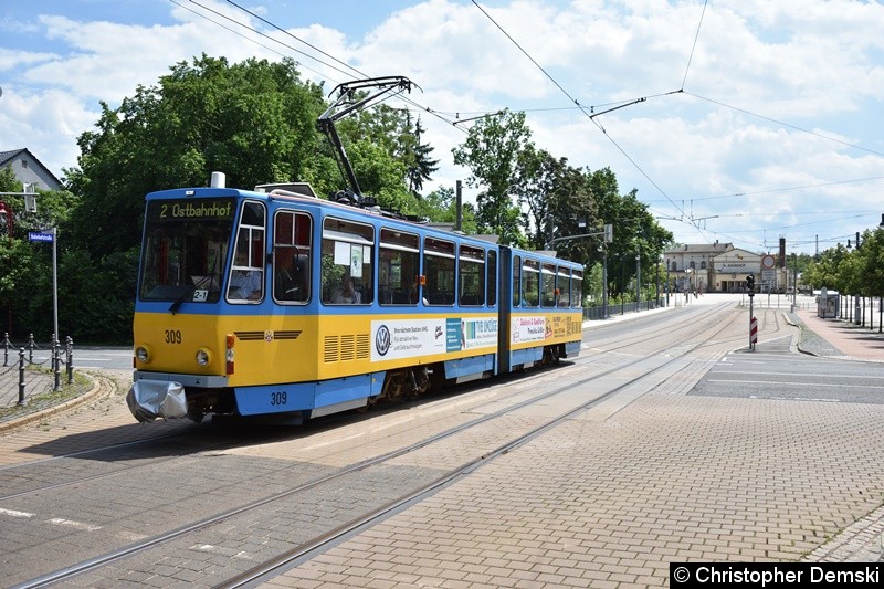 Bild: TW 309 als Linie 2 bei der Überfahrt der Kreuzung Bebelstraße/Bahnhofstraße.