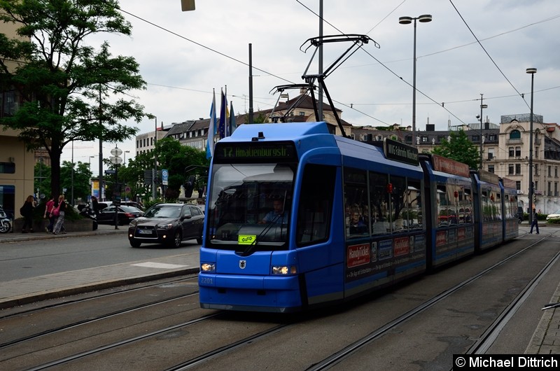 Bild: 2201 als Linie 17 auf dem Karlsplatz.