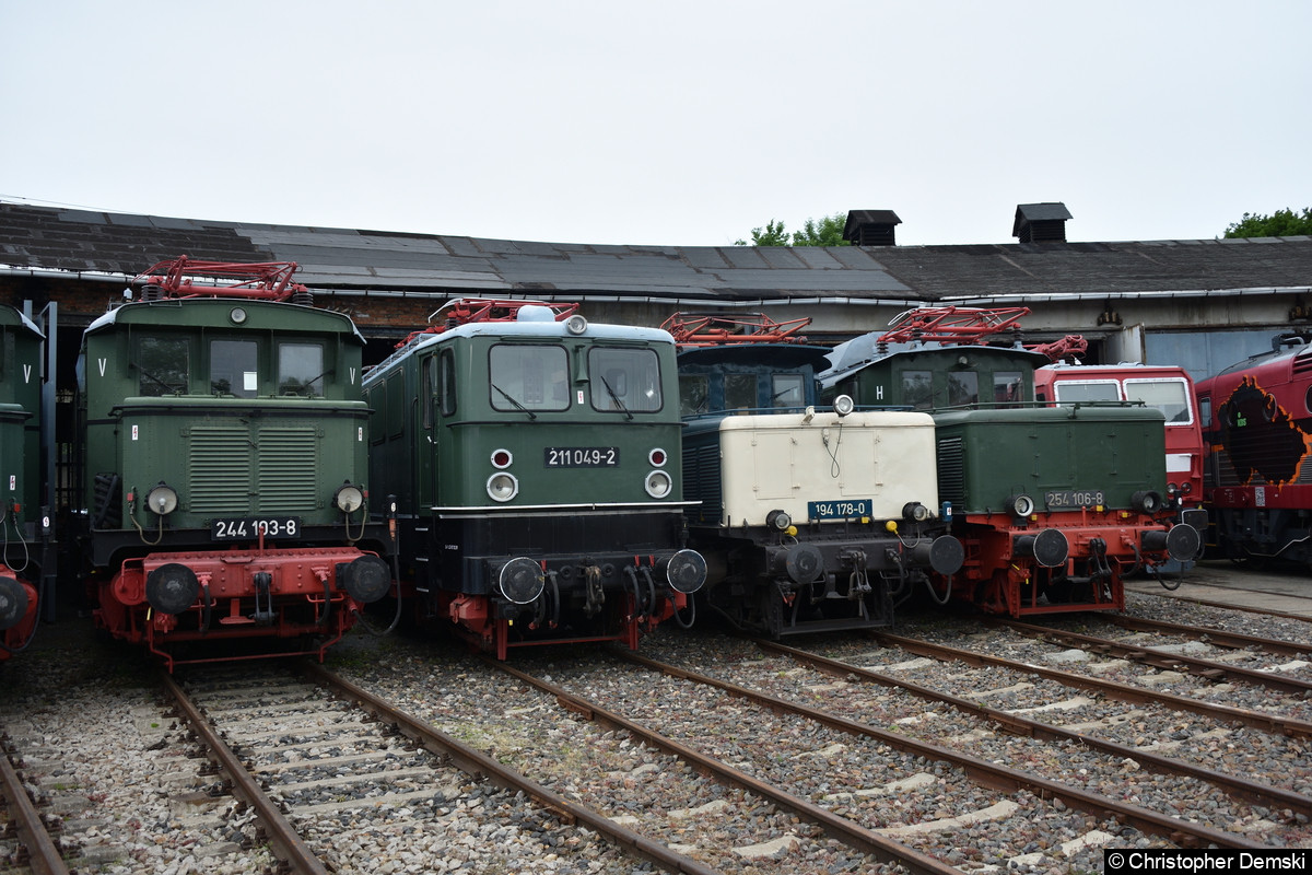 Bild: 244 103-8, 211 049-2, 194 178-0 und 294 106-8 vor den Lokschuppen im Eisenbahnmuseum Weimar.