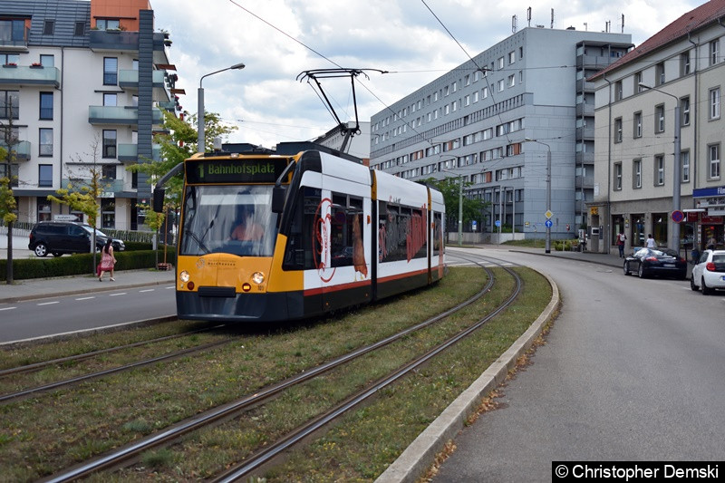 Bild: Combino Basic 101 als Linie 1 zwischen den Haltestellen Theaterplatz und Rathaus/Kornmarkt.